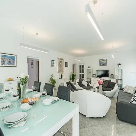 Abi Villa